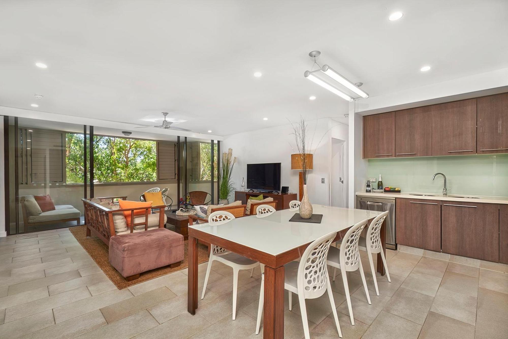 Private Apartments In The Temple Beachfront Resort Palm Cove Pokój zdjęcie