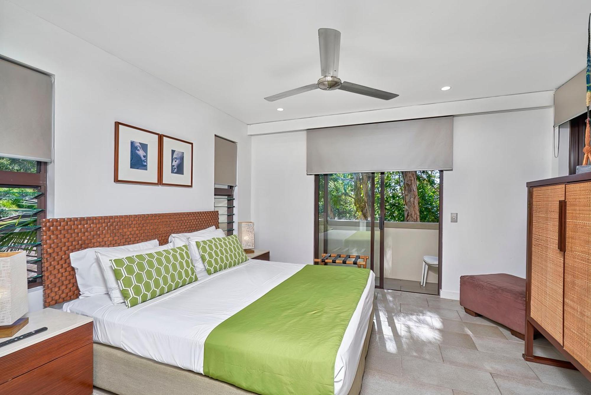 Private Apartments In The Temple Beachfront Resort Palm Cove Pokój zdjęcie