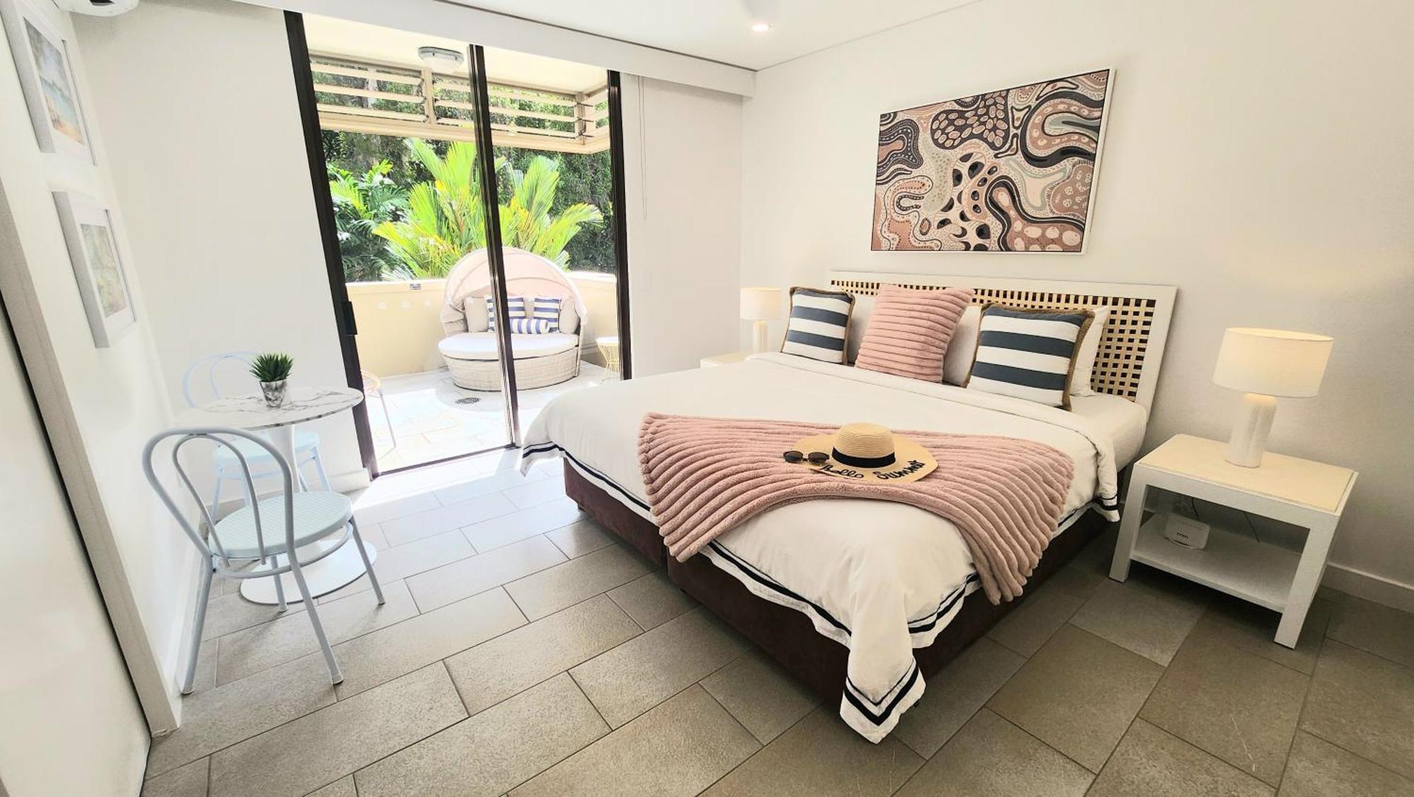 Private Apartments In The Temple Beachfront Resort Palm Cove Pokój zdjęcie