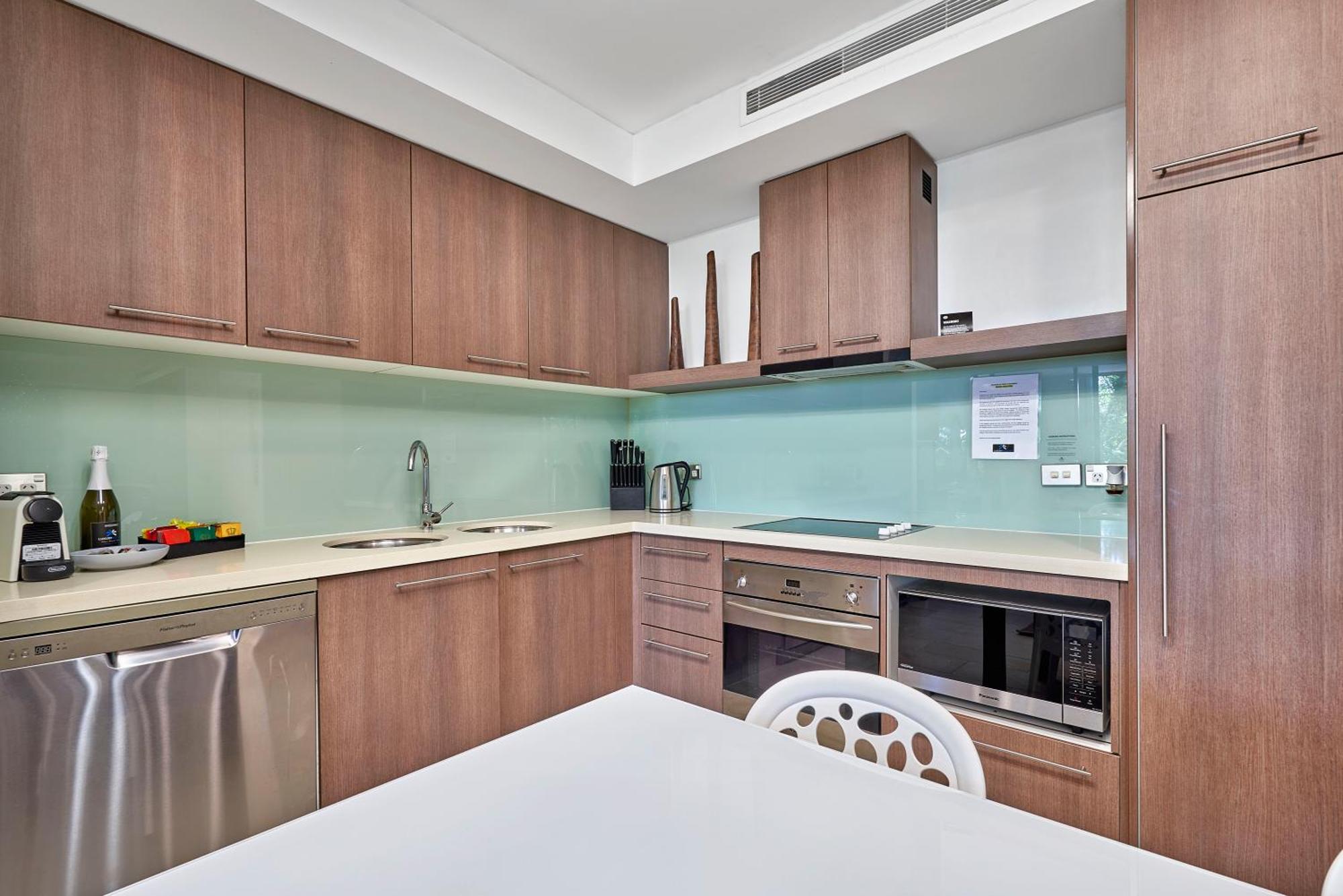 Private Apartments In The Temple Beachfront Resort Palm Cove Pokój zdjęcie